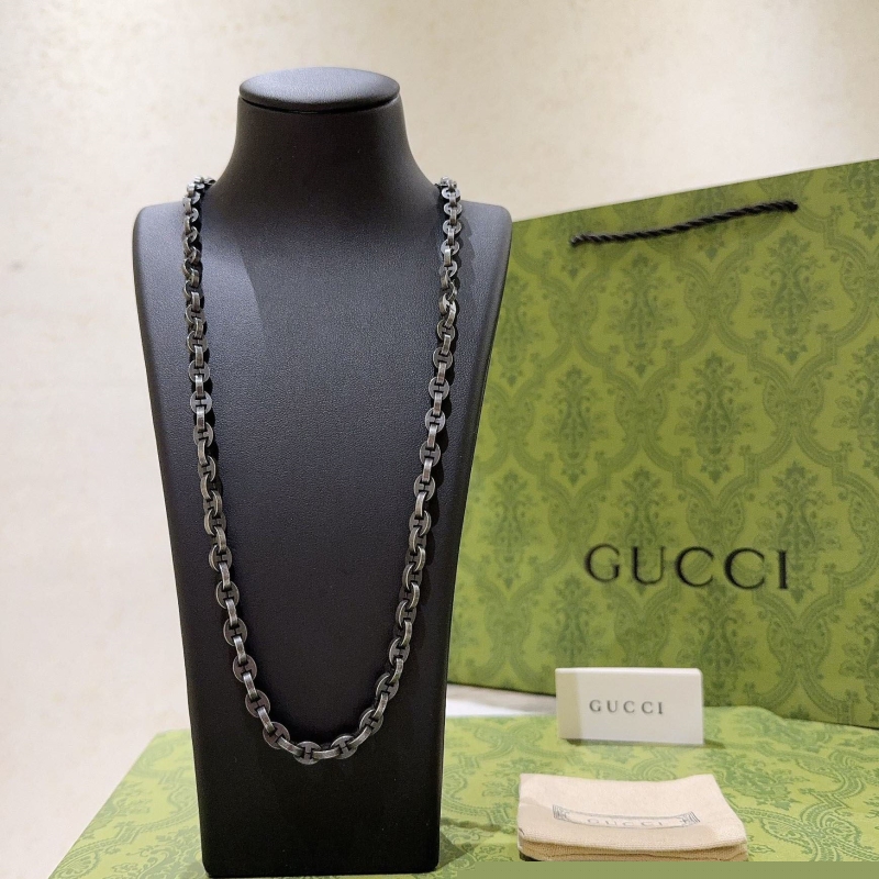 G*u*i necklaces